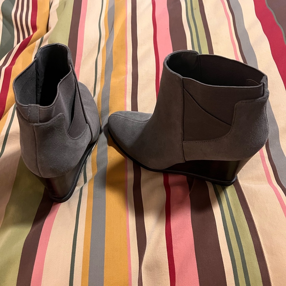 Tahari women’s gray suede boots